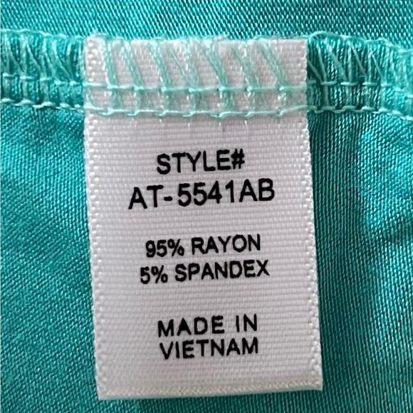 NWT Women’s short sleeve V-neck flowy top by Zenana, SZ-L - Picture 5 of 7